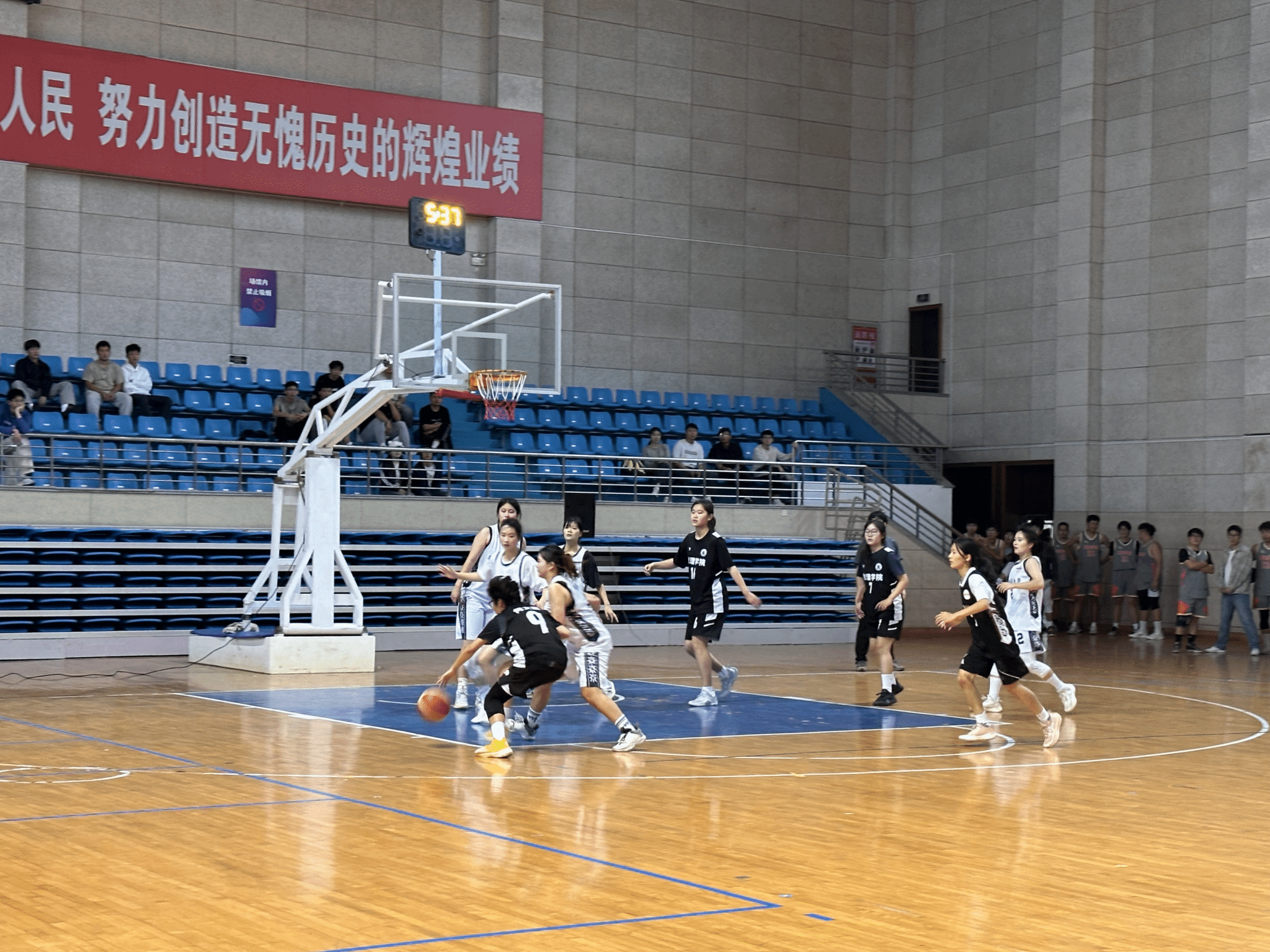 比赛场面精彩纷呈吸引观众眼球