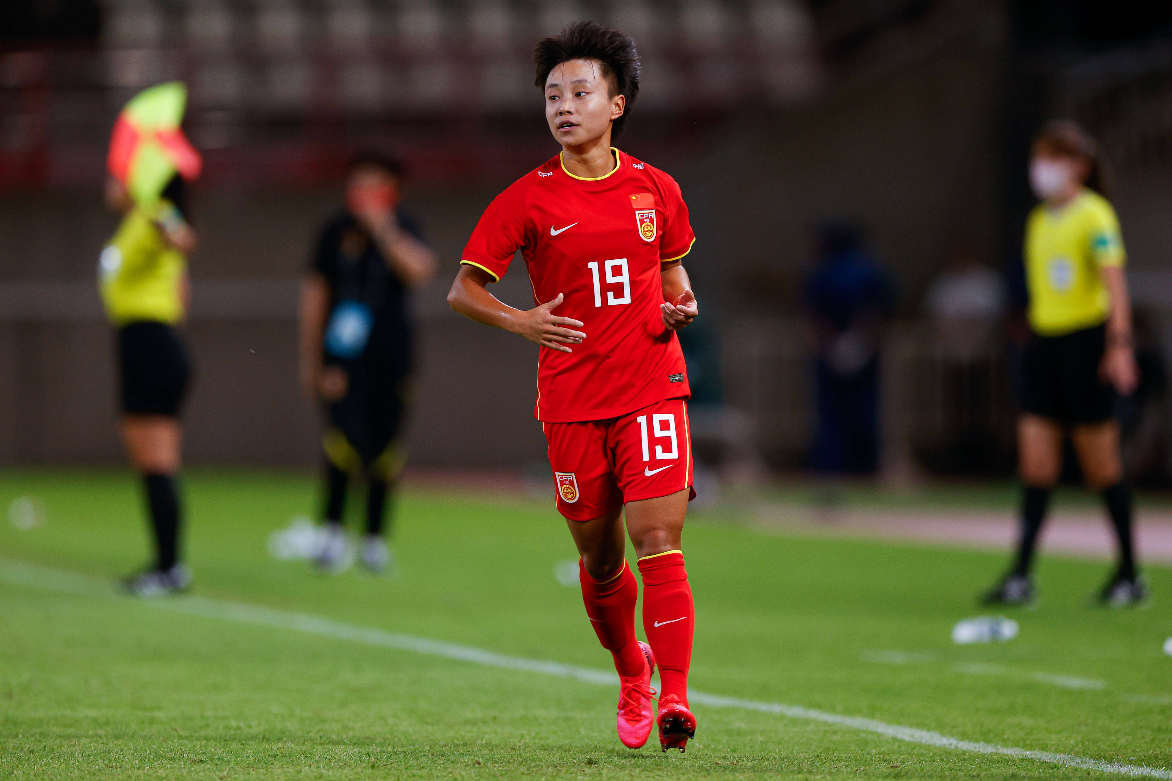 瑞士女足球迷疯狂呐喊,为偶像团队加油 瑞士女足球迷疯狂呐喊,为偶像团队加油