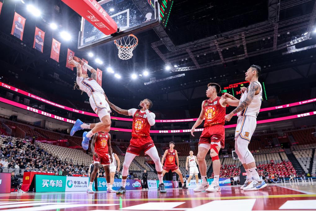 vsports体育-江苏省体育中心球场上双方拼尽全力，令人热血沸腾