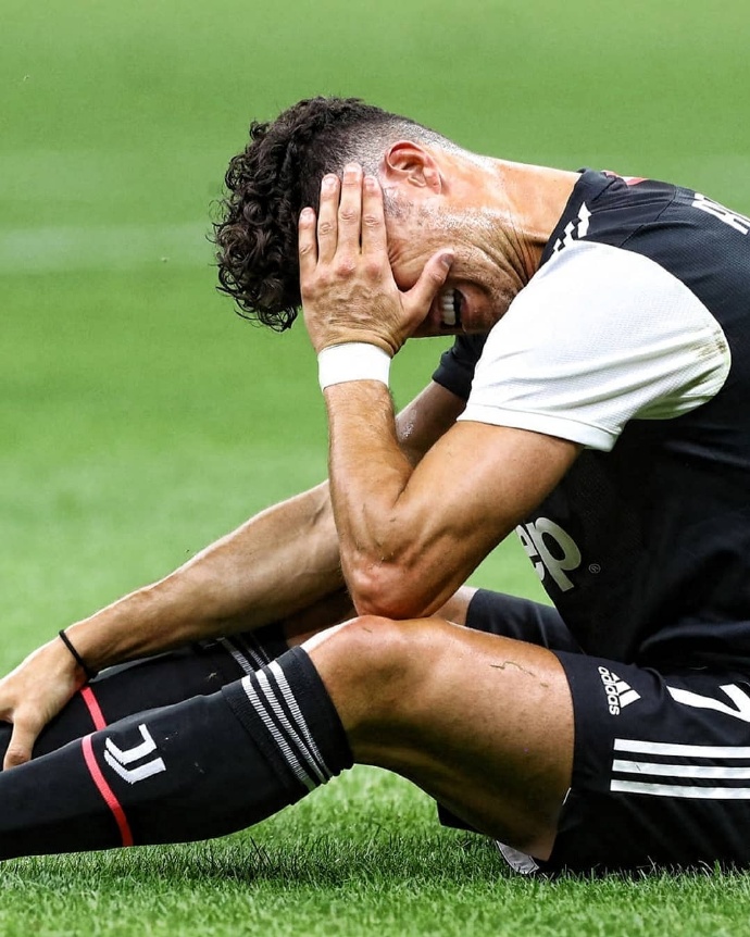 后防线失守，球队惨遭逆转惨败