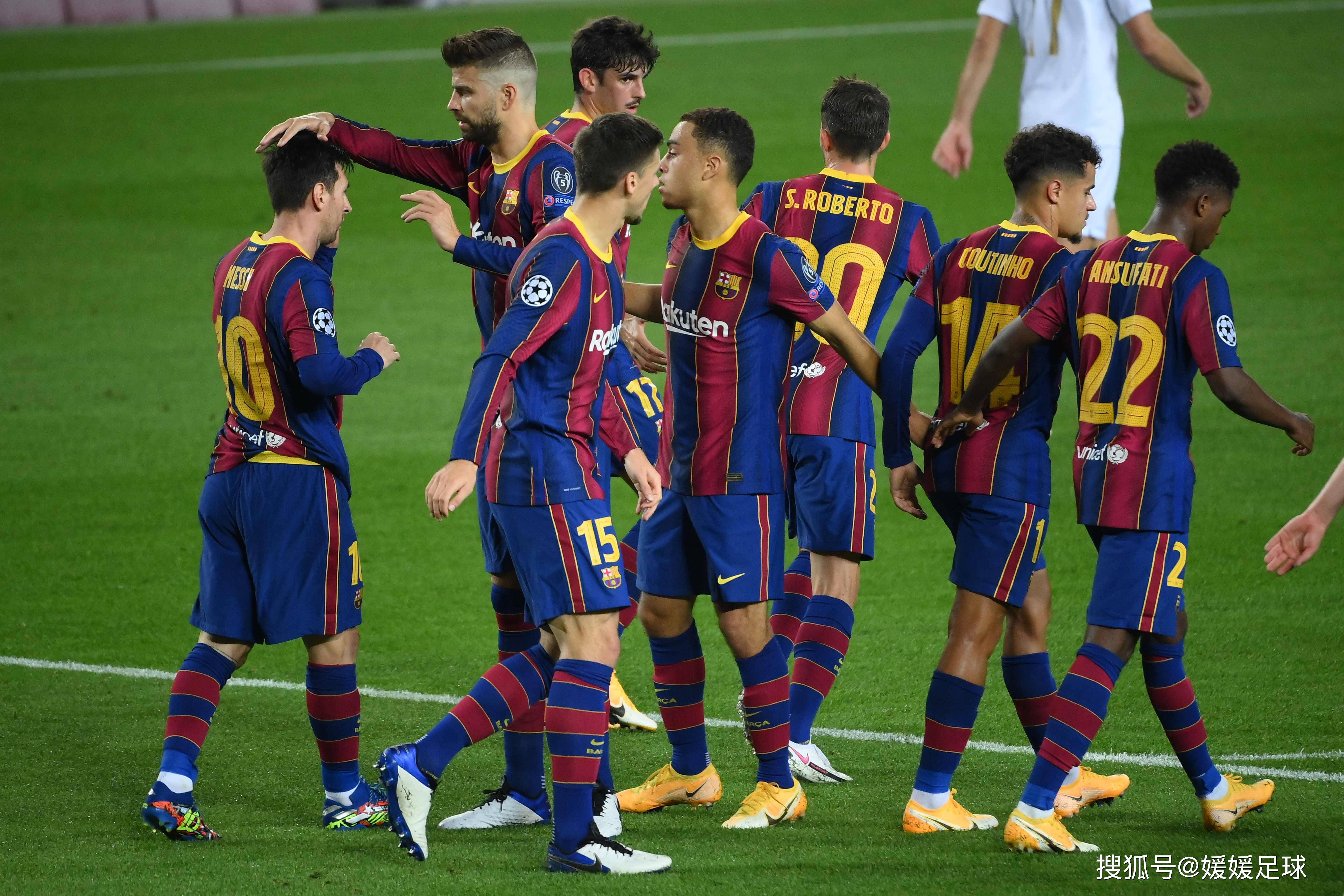 巴塞罗那在比赛中击败AC米兰队，晋级半决赛