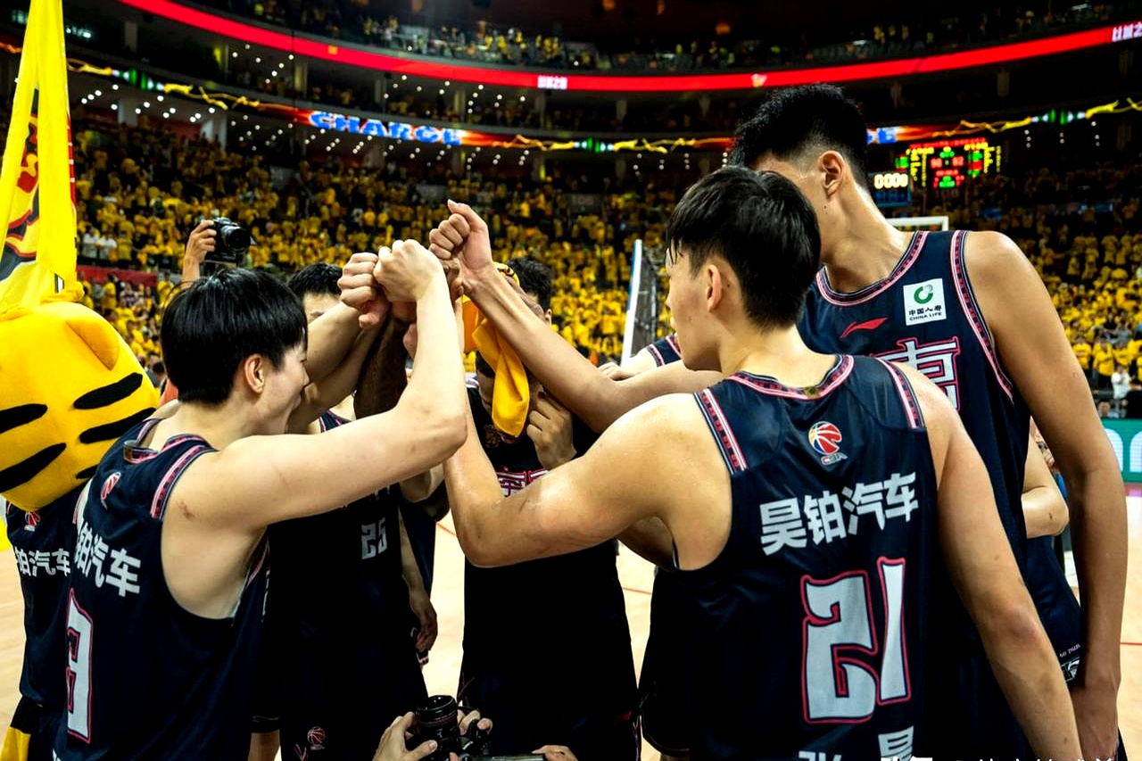 V体育官网-顶级球星集体发挥，带领球队晋级下一轮