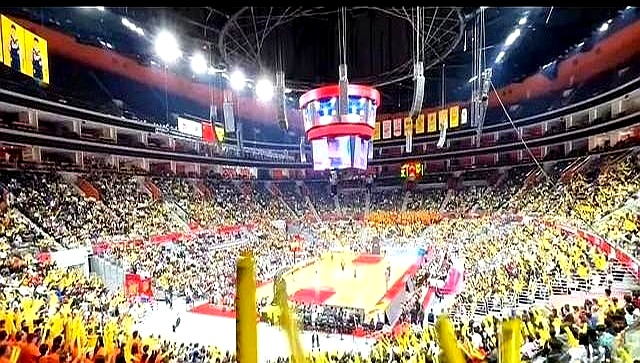 最佳球员现身训练场,引爆球迷热情 最佳球员现身训练场,引爆球迷热情