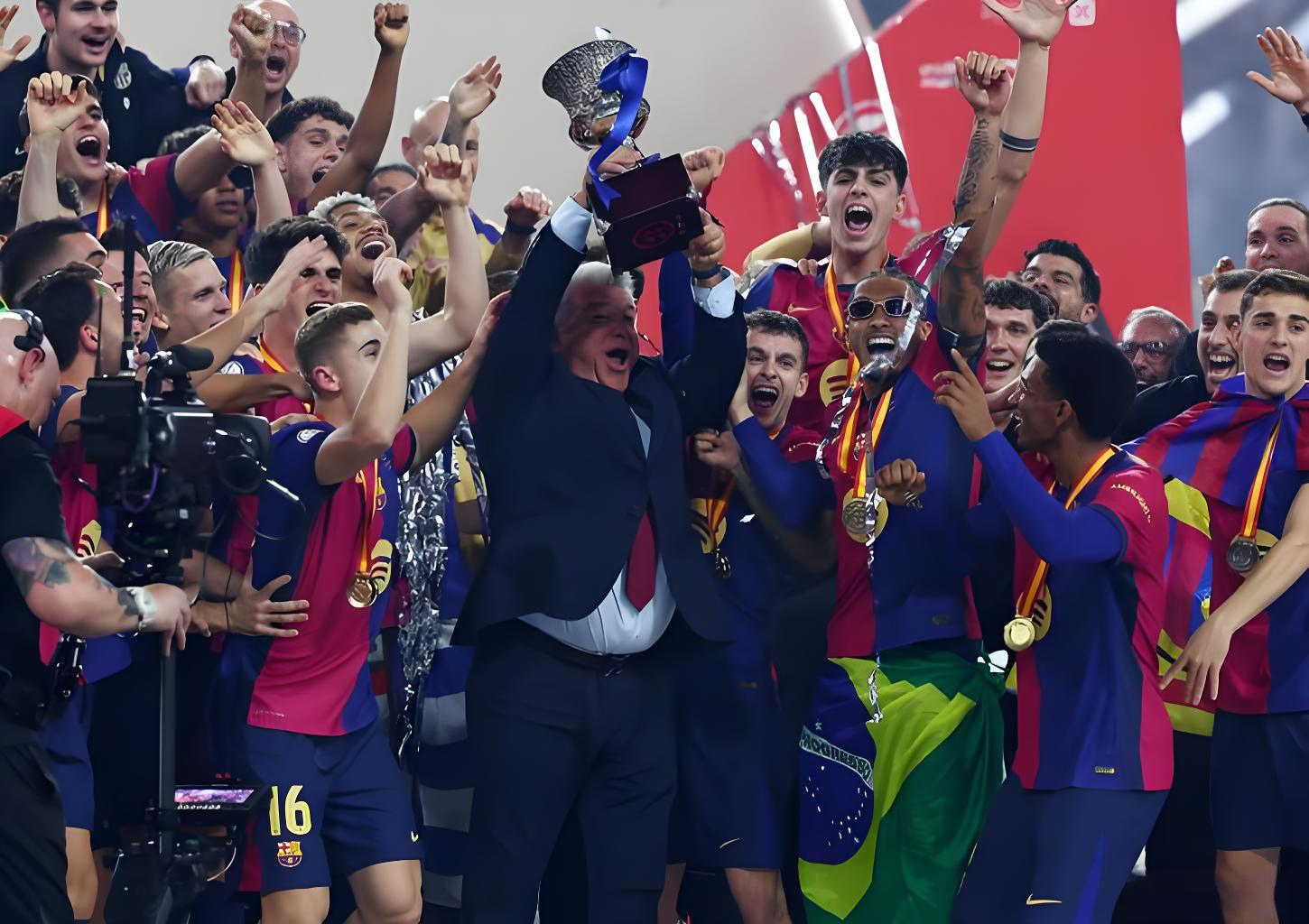 V体育-地面普罗旺斯踢球者在主场捧杯,实现历史性突破